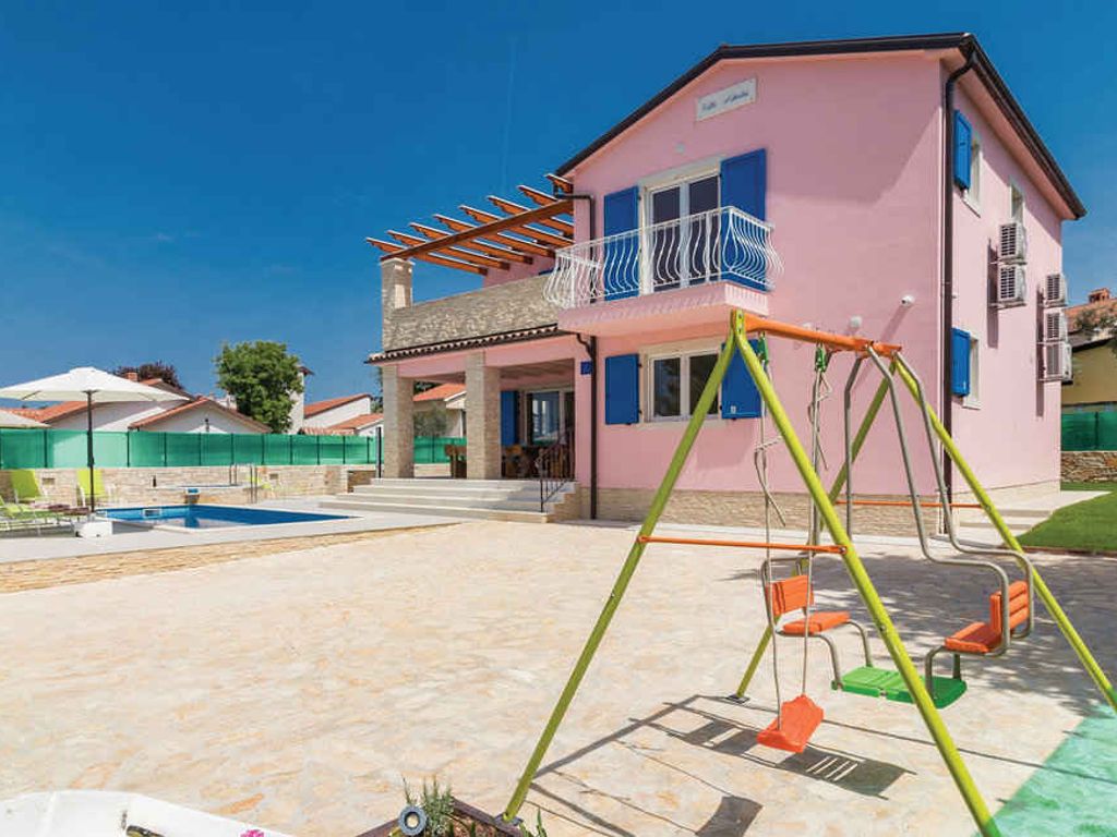 Villa mit Swimmingpool, Terrasse und Grill