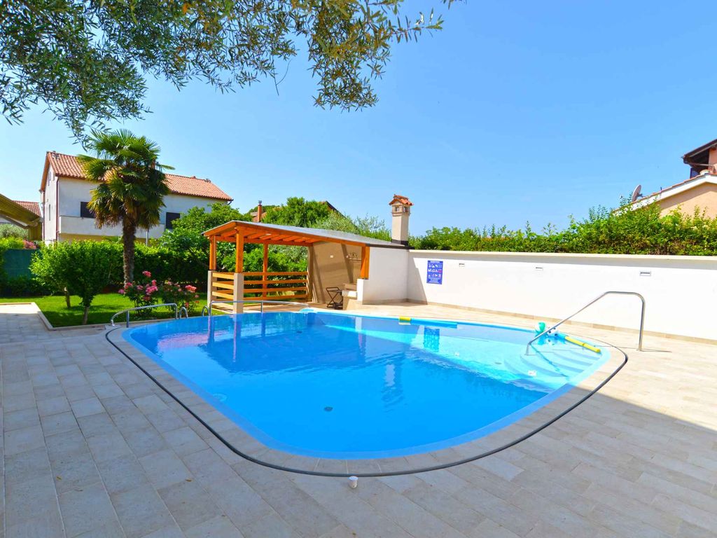 Ferienwohnung mit Pool und Grill