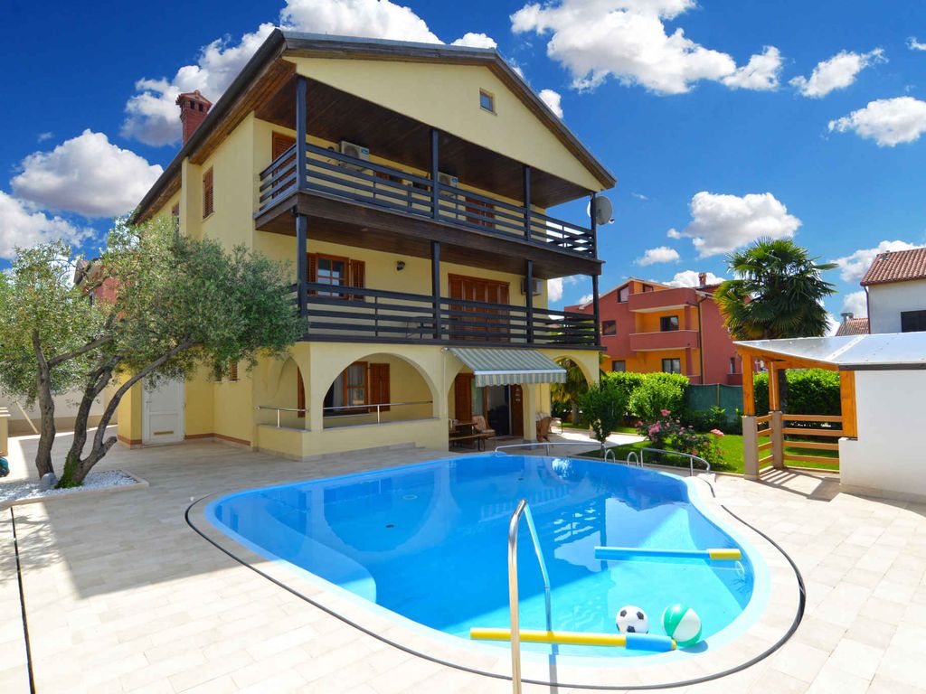 Ferienwohnung mit Pool und Grill