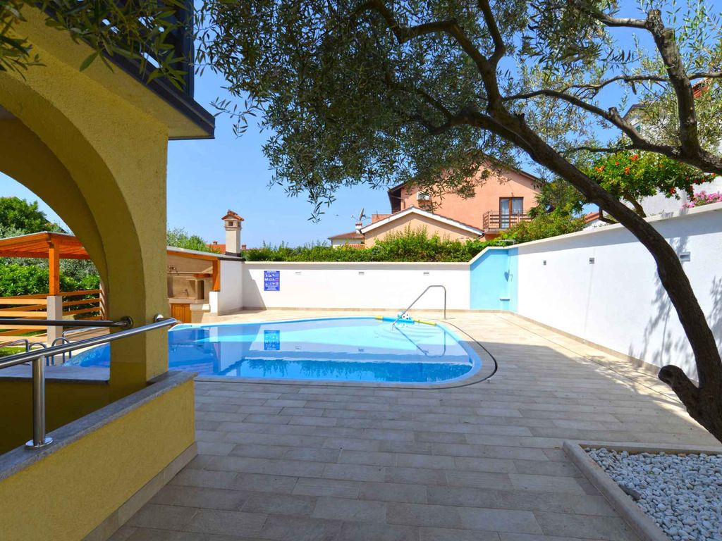 Studio mit Pool und Grill