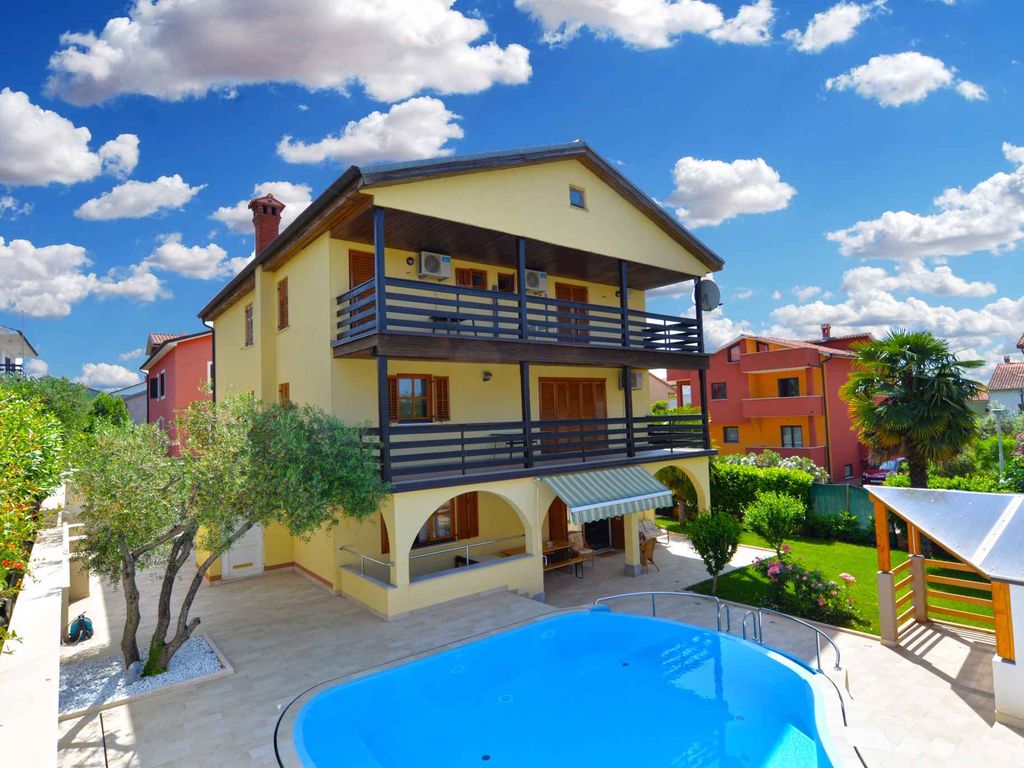 Studio mit Pool und Grill