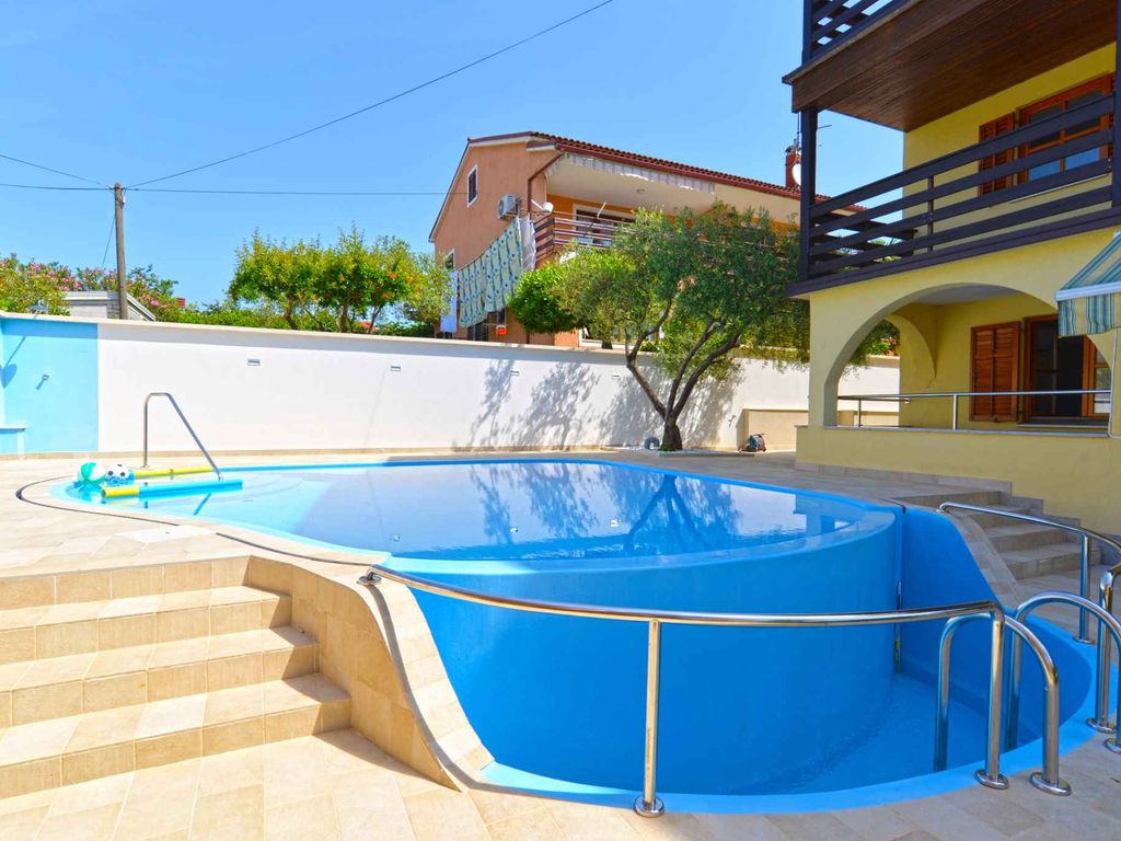 Studio mit Pool und Grill