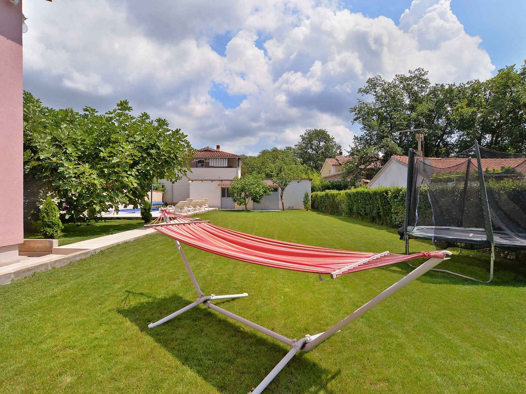 Ferienhaus mit Pool für 8 Personen