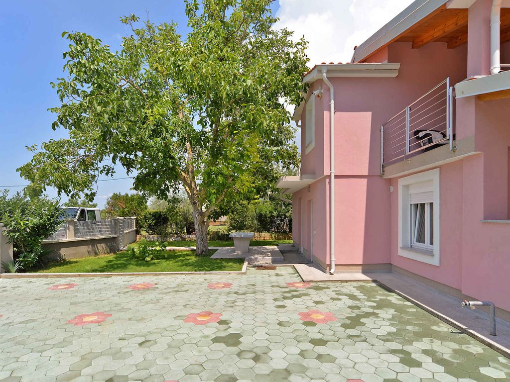 Ferienhaus mit Pool für 8 Personen