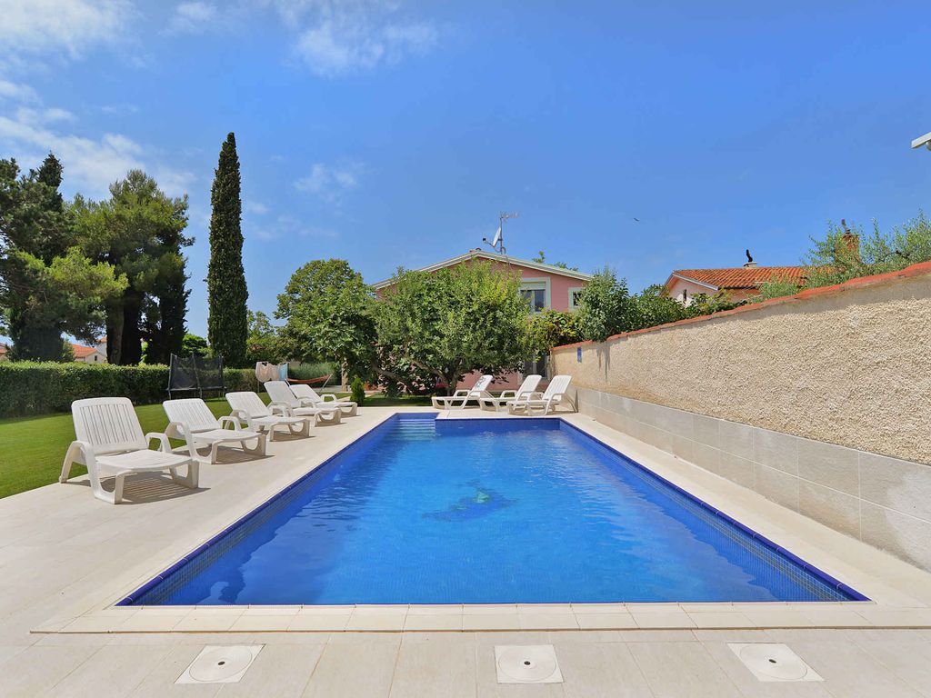Ferienhaus mit Pool für 8 Personen