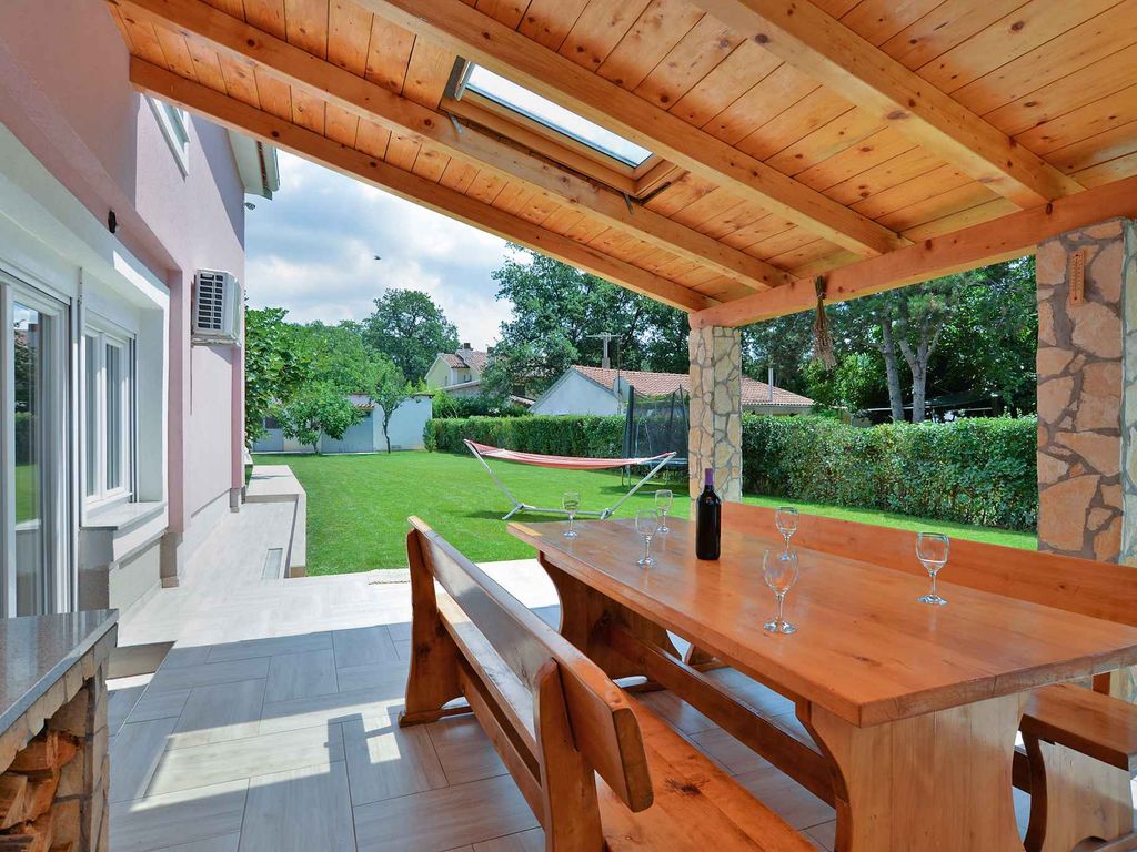 Ferienhaus mit Pool für 8 Personen