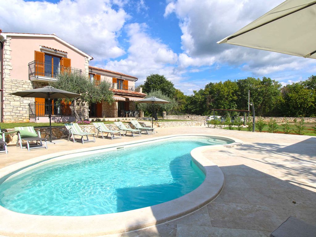 Villa mit Swimmingpool, Kinderspielplatz und Fitnessraum