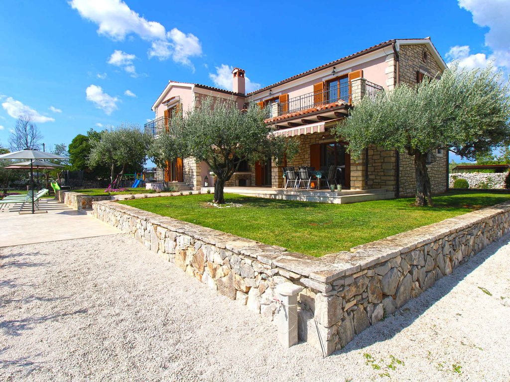 Villa mit Swimmingpool, Kinderspielplatz und Fitnessraum