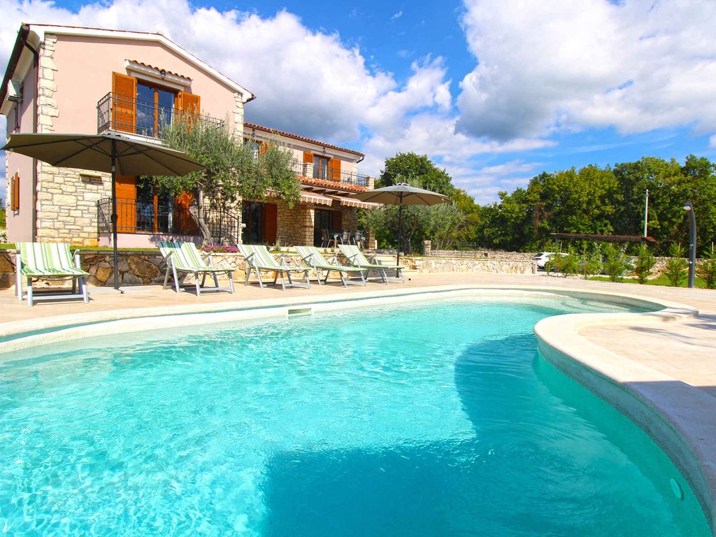 Villa mit Swimmingpool, Kinderspielplatz und Fitnessraum