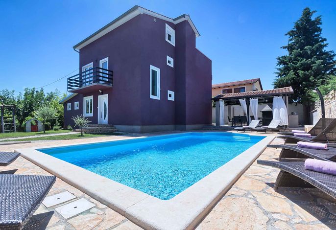 Villa mit Swimmingpool, Kinderspielplatz und Grillplatz