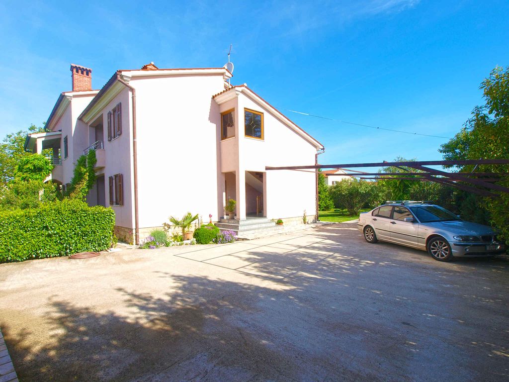 Villa mit Swimmingpool und Sommerküche