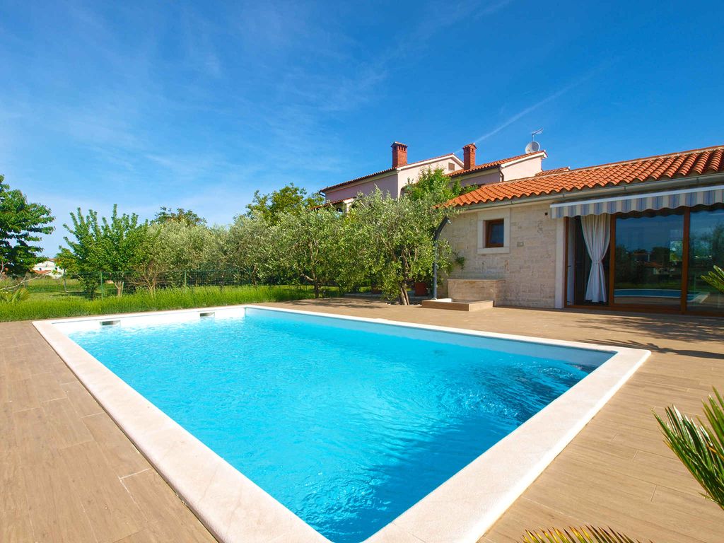 Villa mit Swimmingpool und Sommerküche