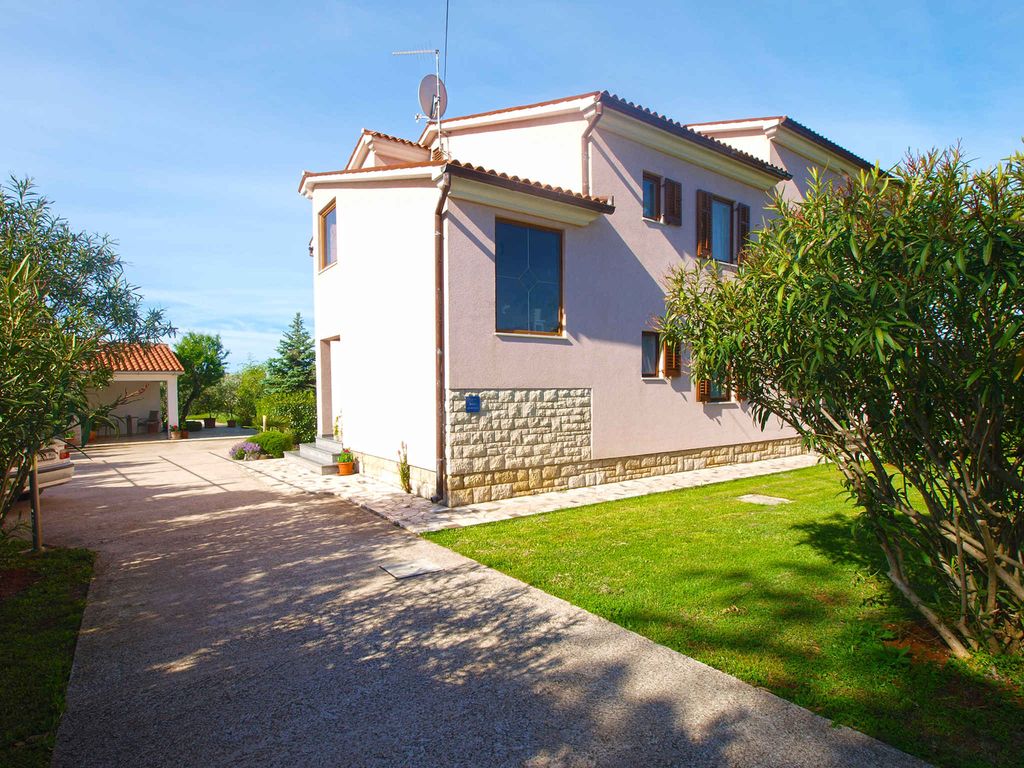 Villa mit Swimmingpool und Sommerküche