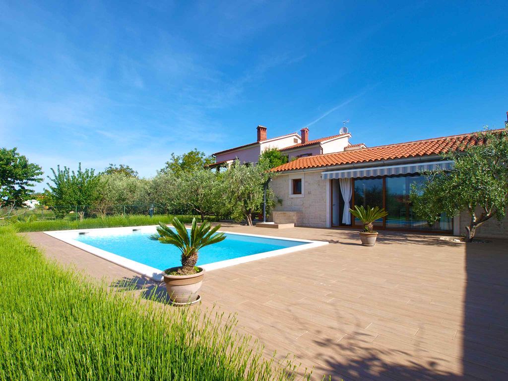 Villa mit Swimmingpool und Sommerküche