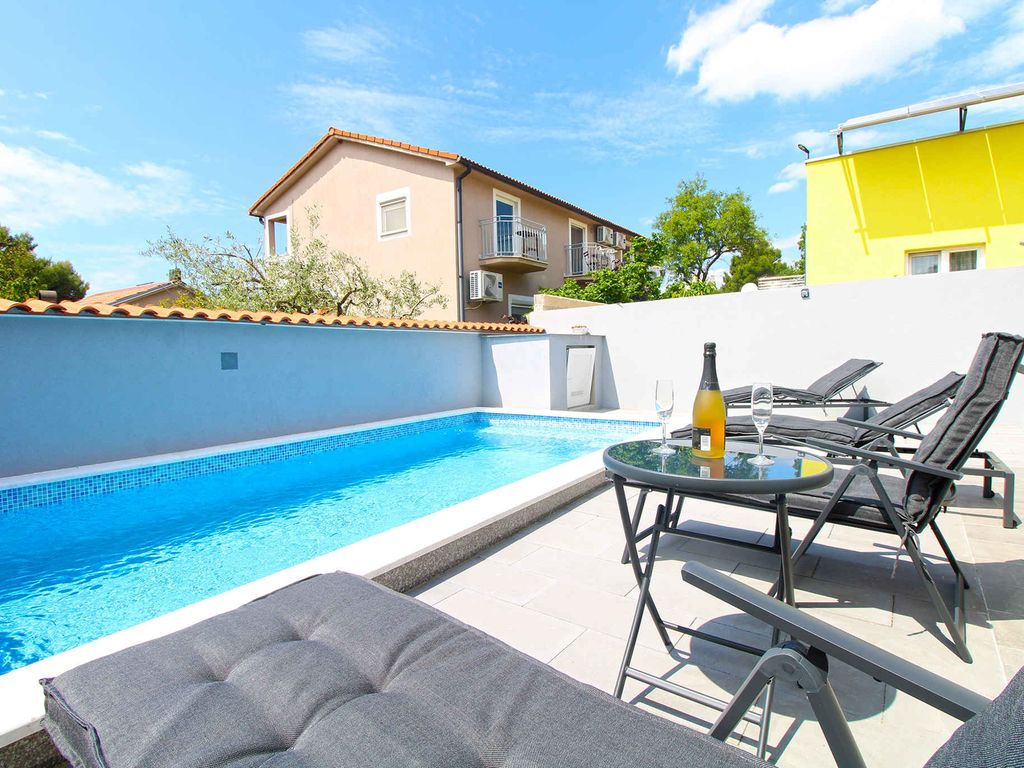 Ferienhaus mit Pool und Klimaanlage