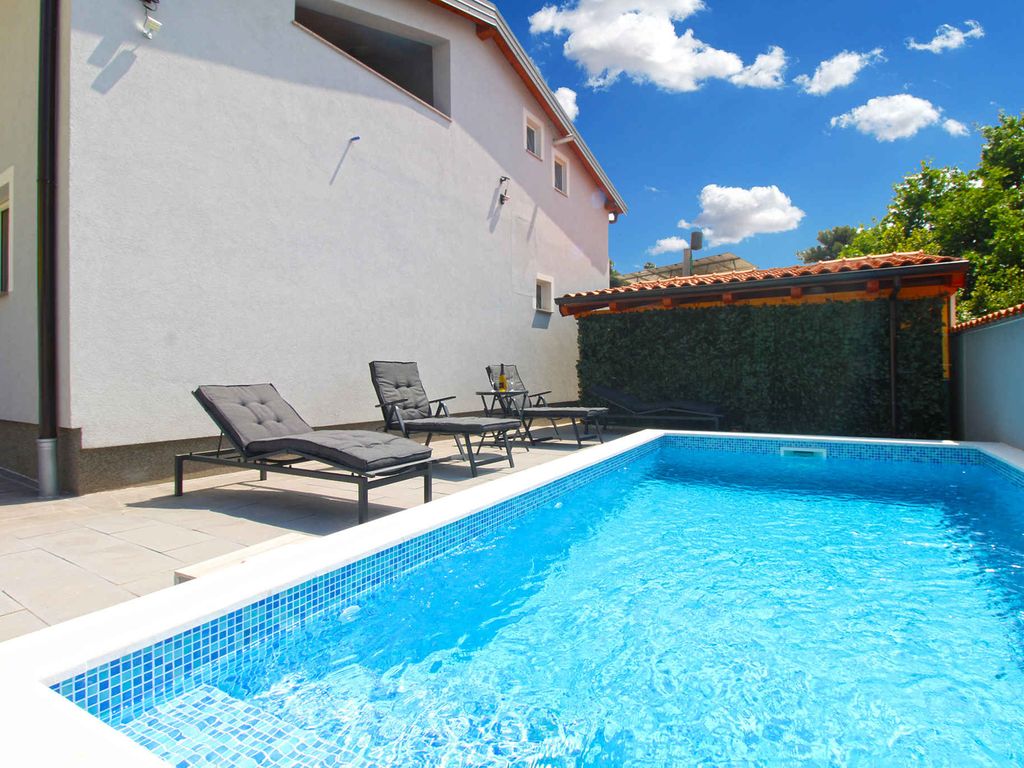 Ferienhaus mit Pool und Klimaanlage