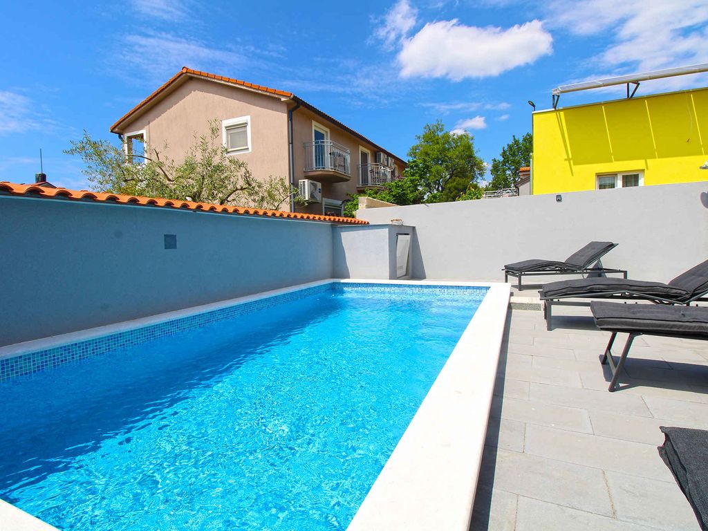 Ferienhaus mit Pool und Klimaanlage