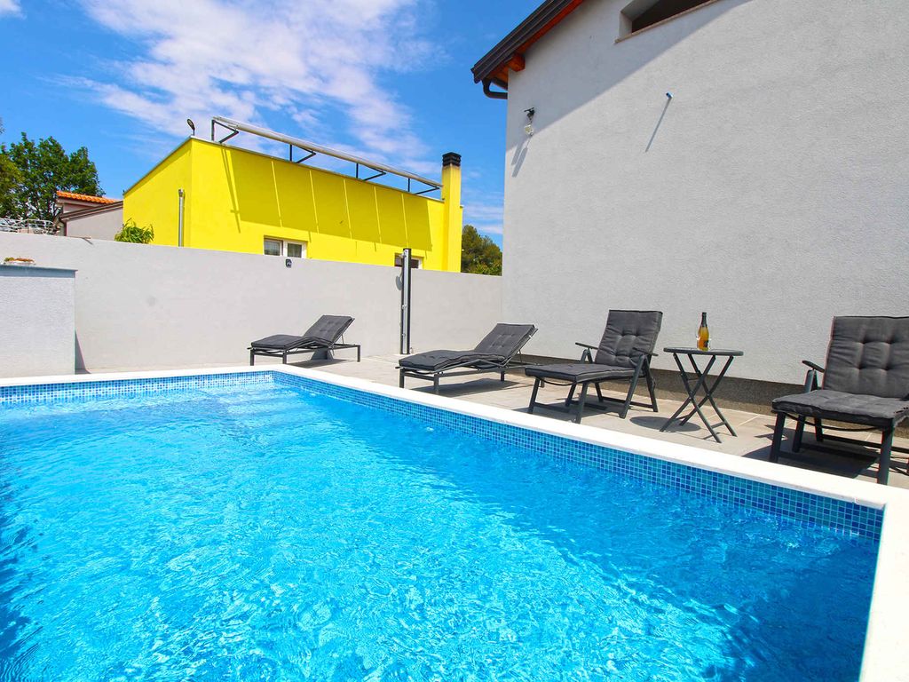 Ferienhaus mit Pool und Klimaanlage