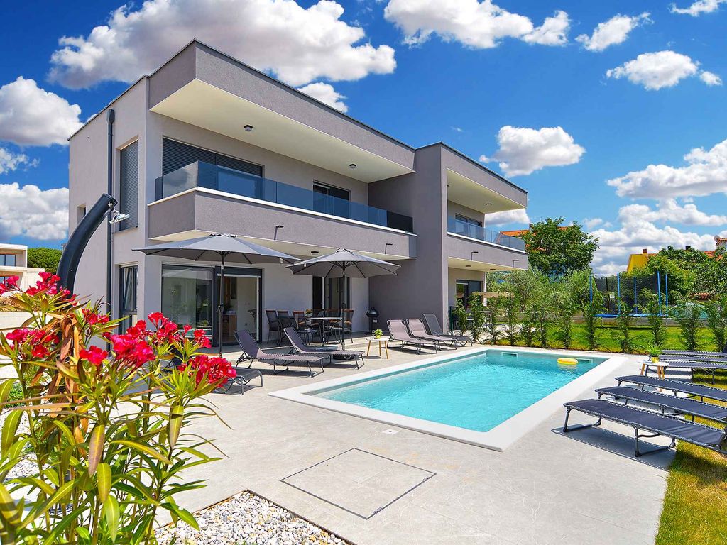 Villa modern eingerichtet mit Swimmingpool