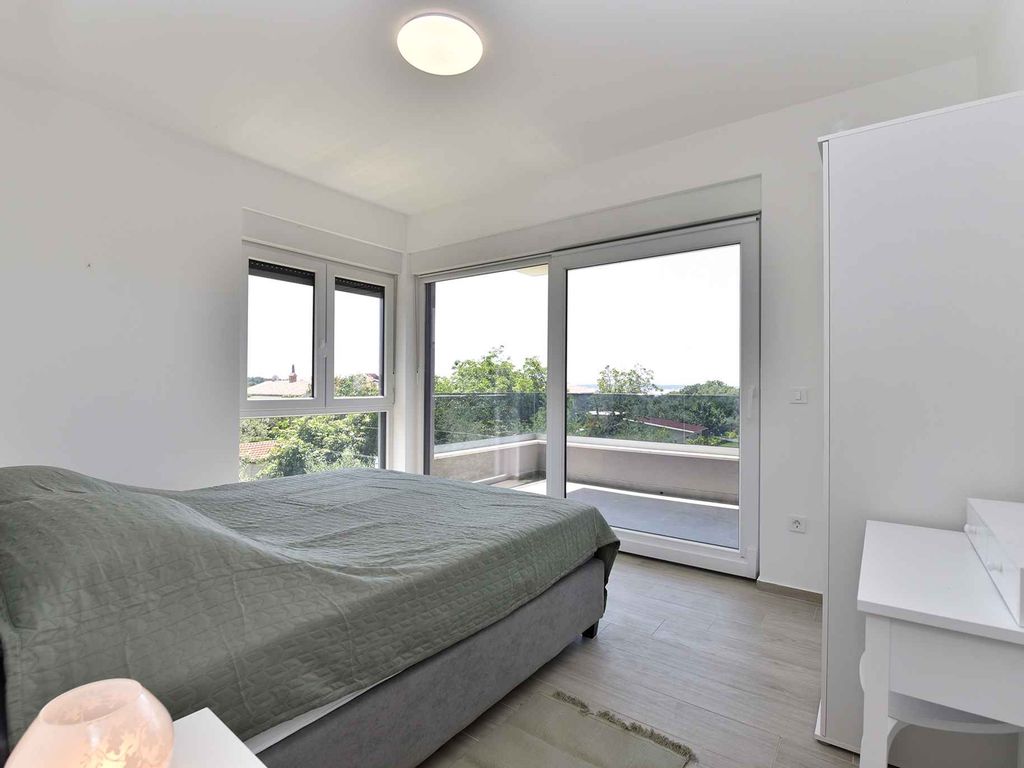Villa modern eingerichtet mit Swimmingpool