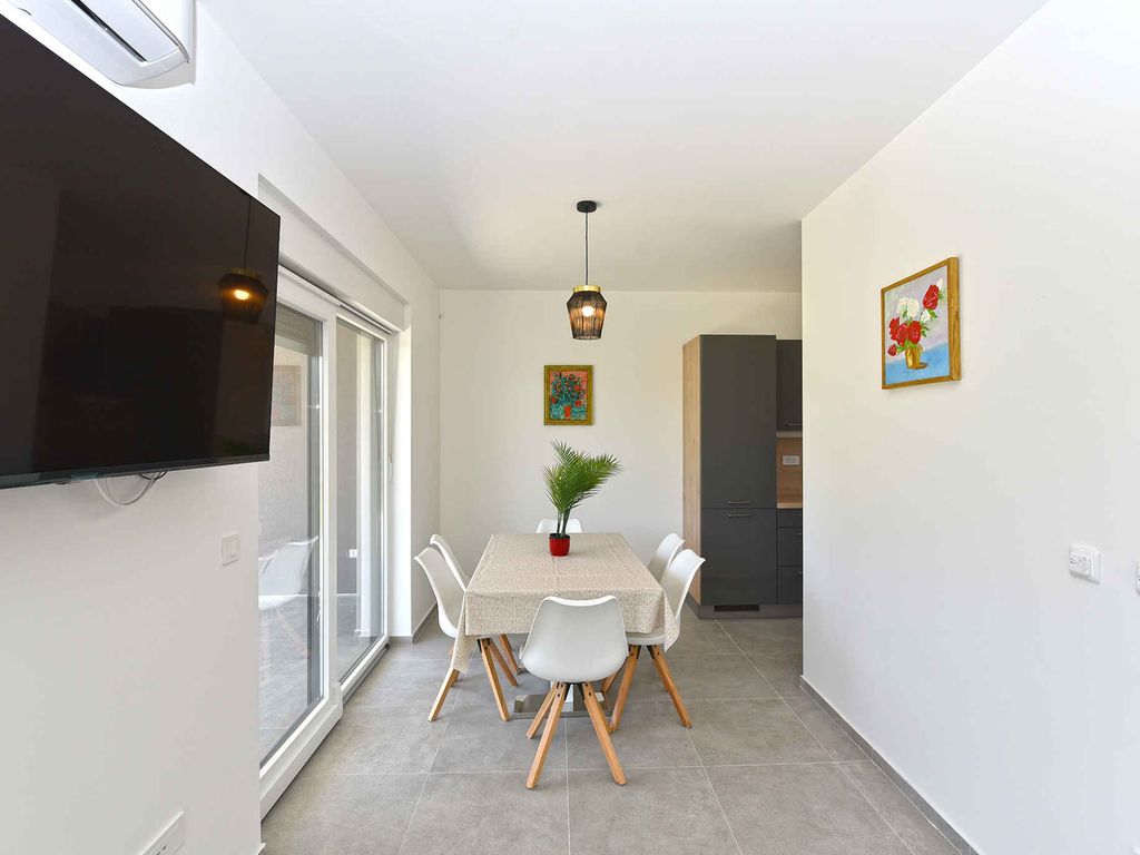 Villa modern eingerichtet mit Swimmingpool