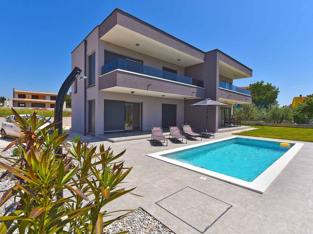 Villa modern eingerichtet mit Swimmingpool