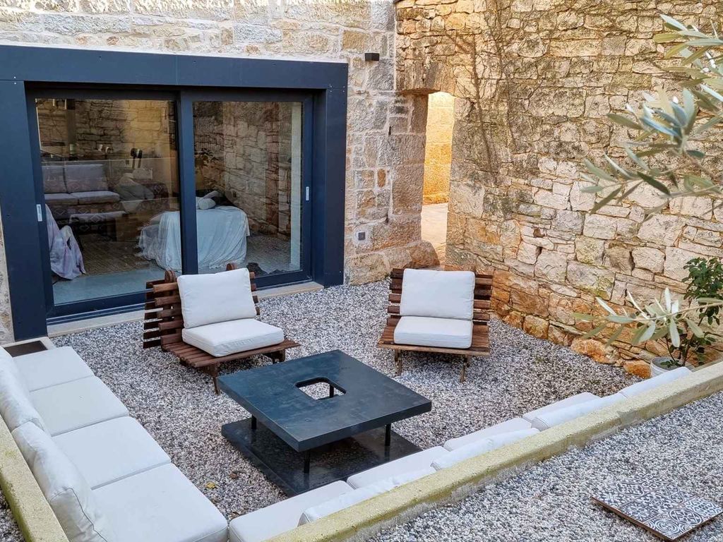 Villa mit Pool und Klima