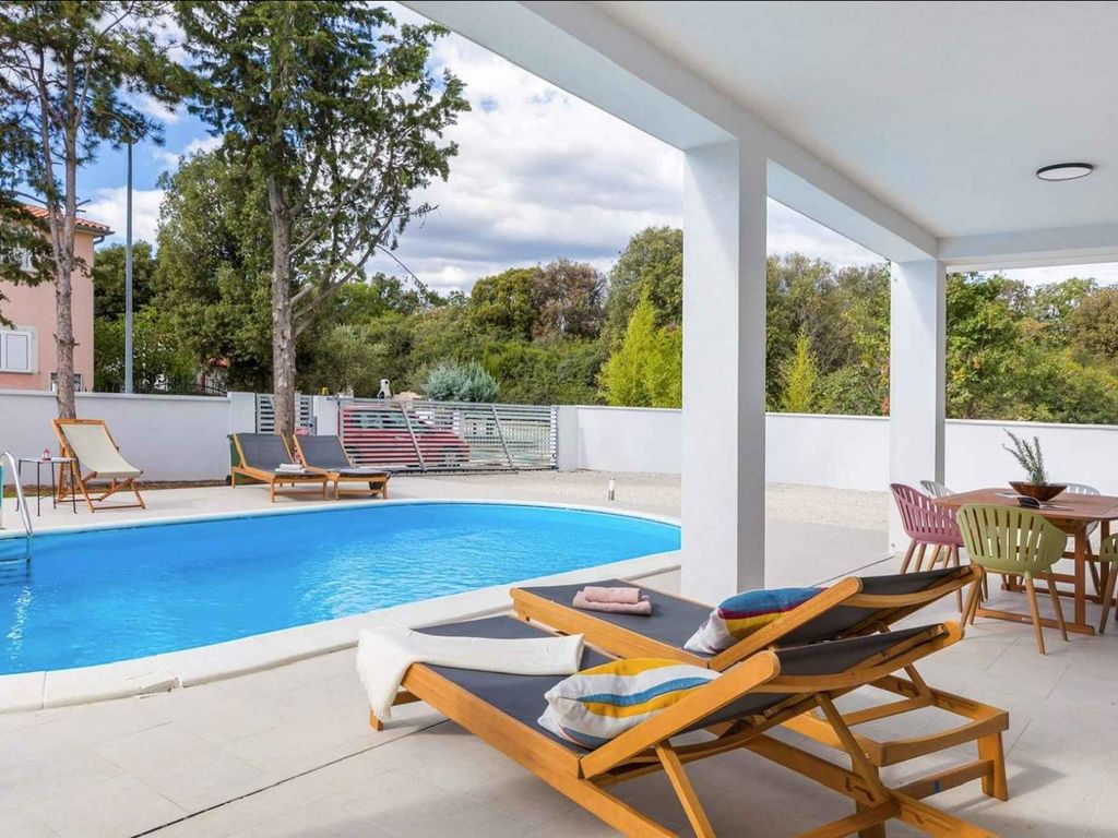 Ferienhaus mit Swimmingpool, Grill und Sonnenterrasse
