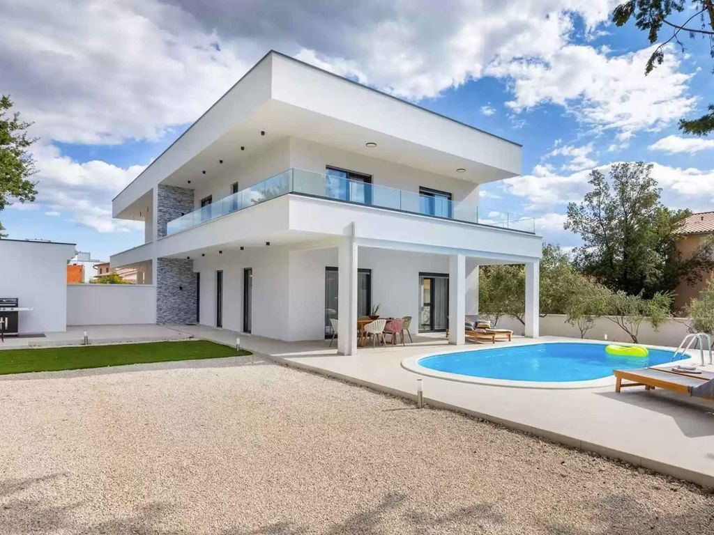 Ferienhaus mit Swimmingpool, Grill und Sonnenterrasse