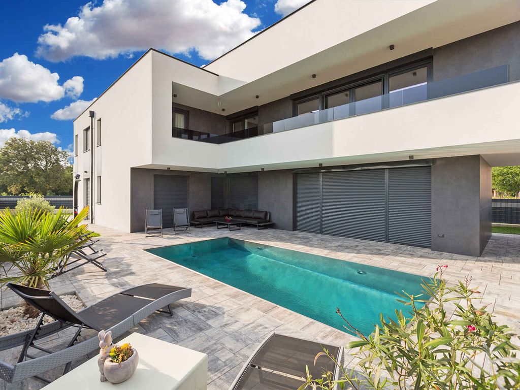 Ferienhaus mit Pool für 6 Personen