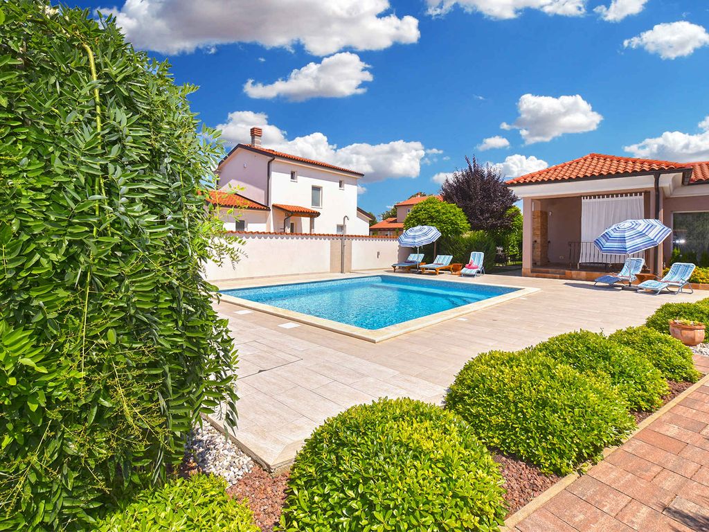 Villa mit Swimmingpool und gepflegtem Garten