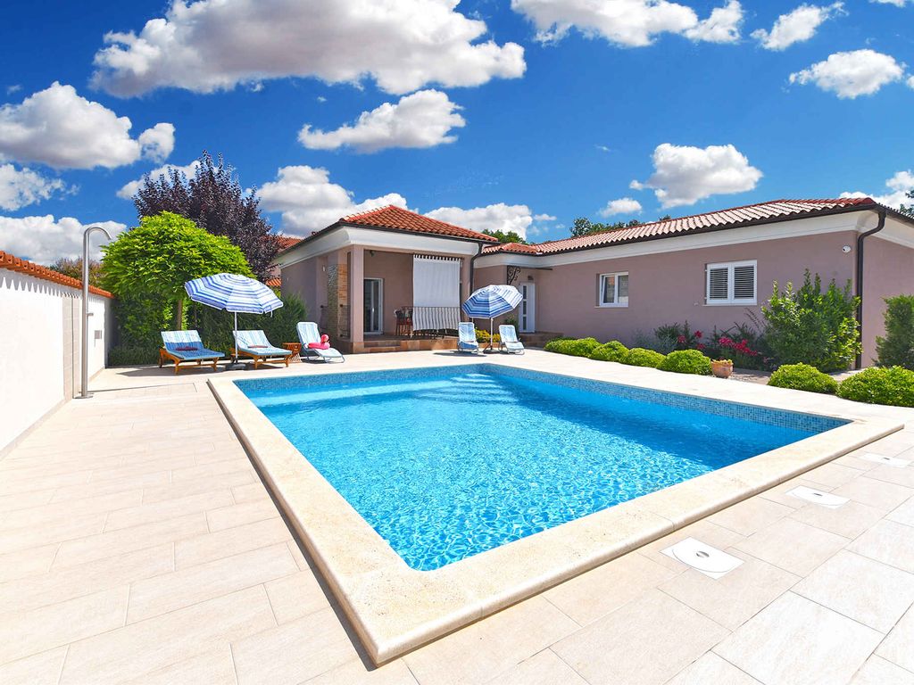 Villa mit Swimmingpool und gepflegtem Garten