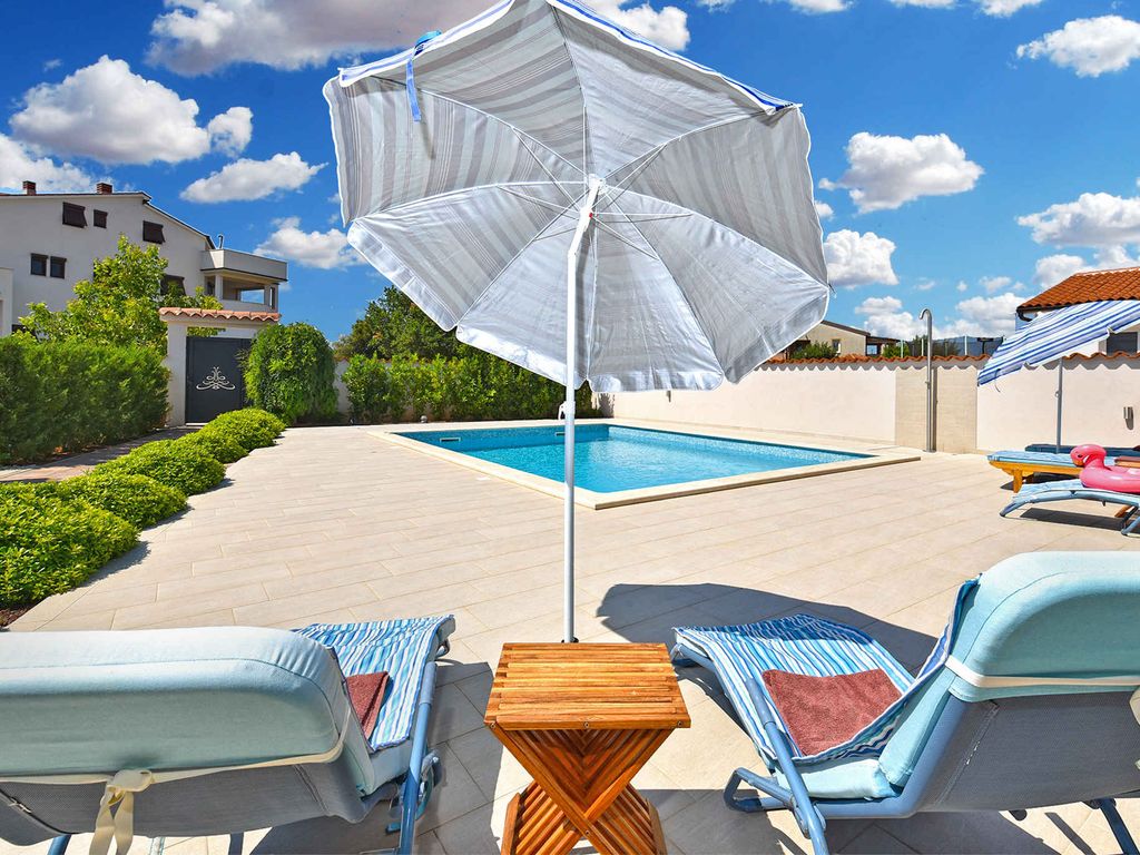 Villa mit Swimmingpool und gepflegtem Garten