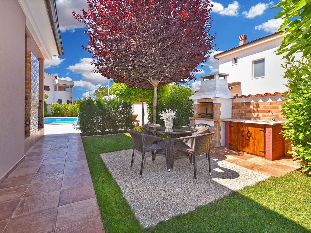 Villa mit Swimmingpool und gepflegtem Garten
