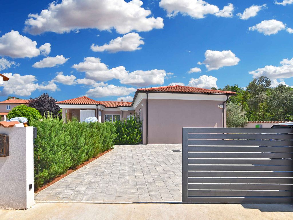 Villa mit Swimmingpool und gepflegtem Garten