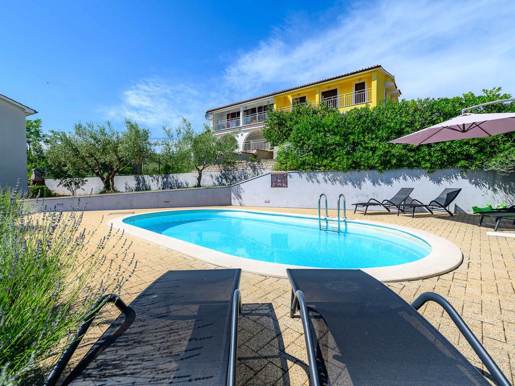 Villa mit Pool und Klimaanlage