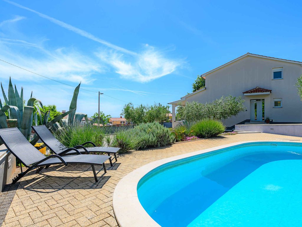 Villa mit Pool und Klimaanlage