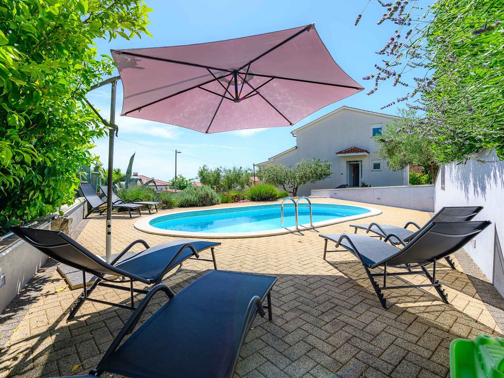 Villa mit Pool und Klimaanlage