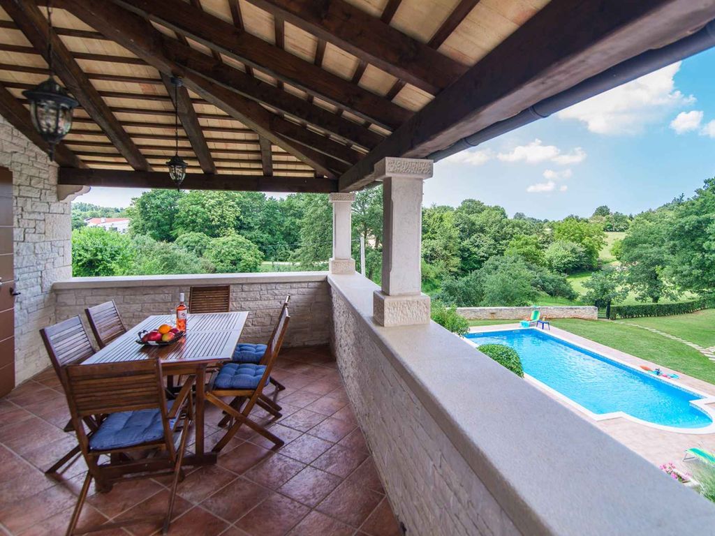 Villa mit Garten und Pool