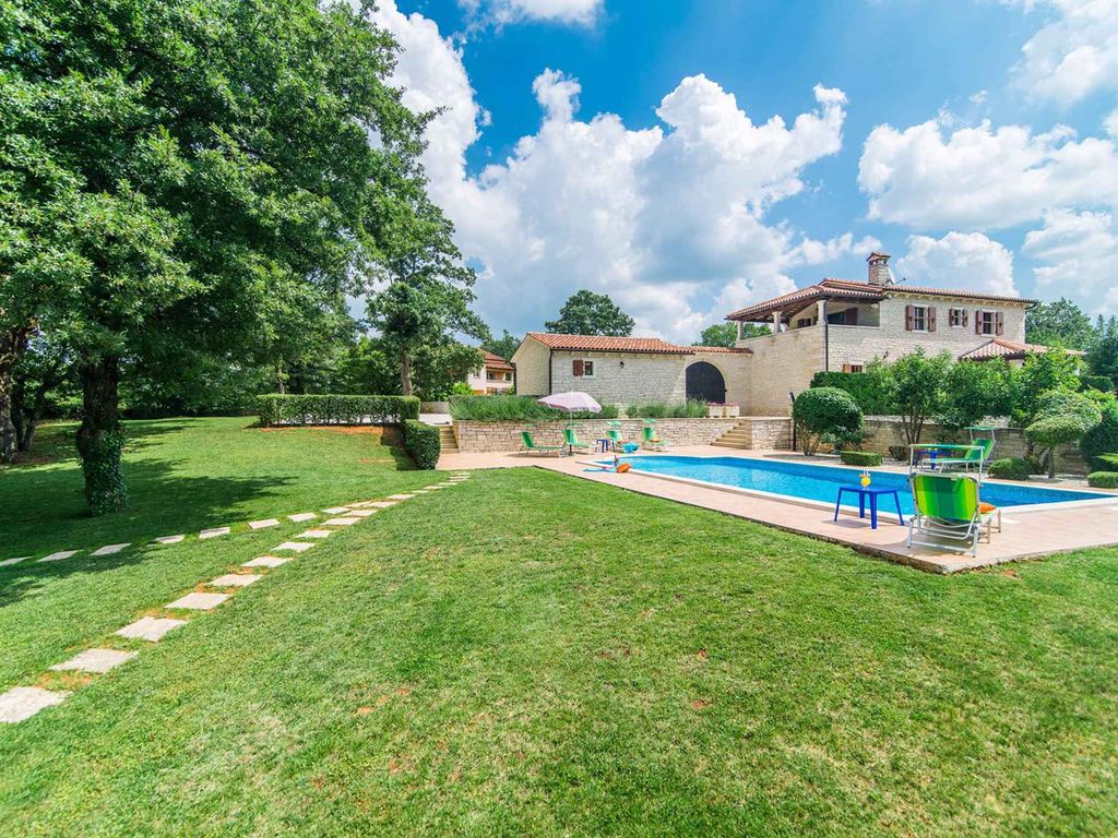 Villa mit Garten und Pool