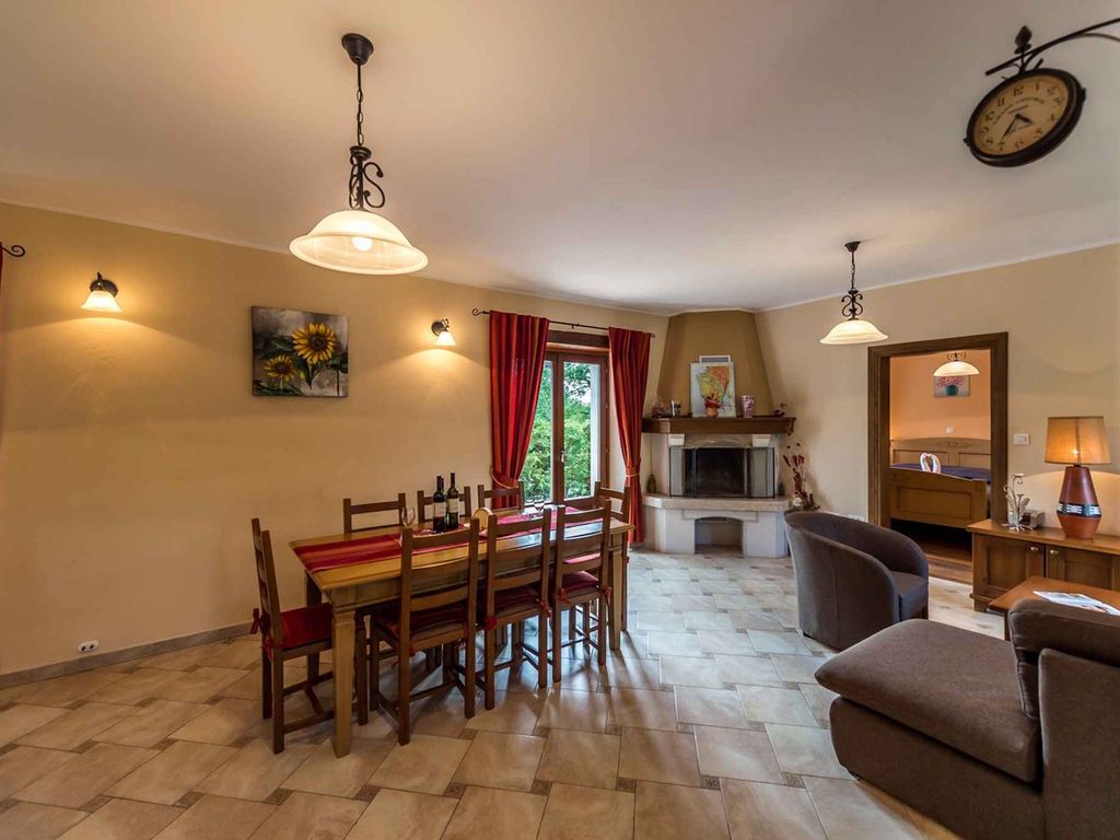 Villa mit Garten und Pool