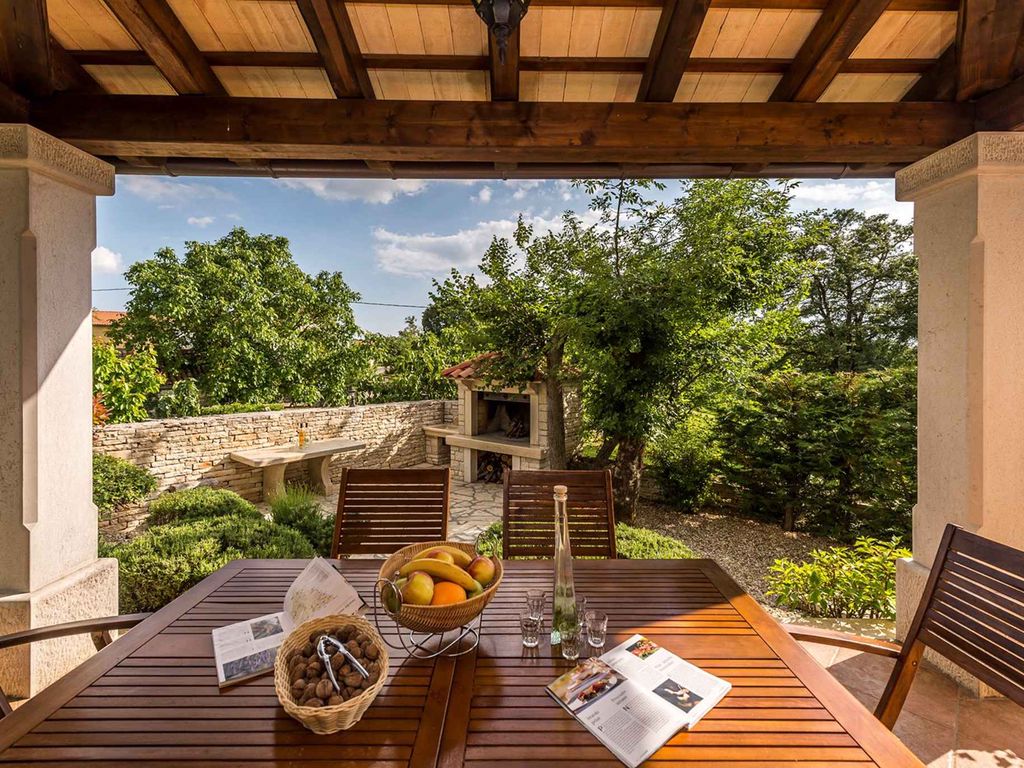 Villa mit Garten und Pool
