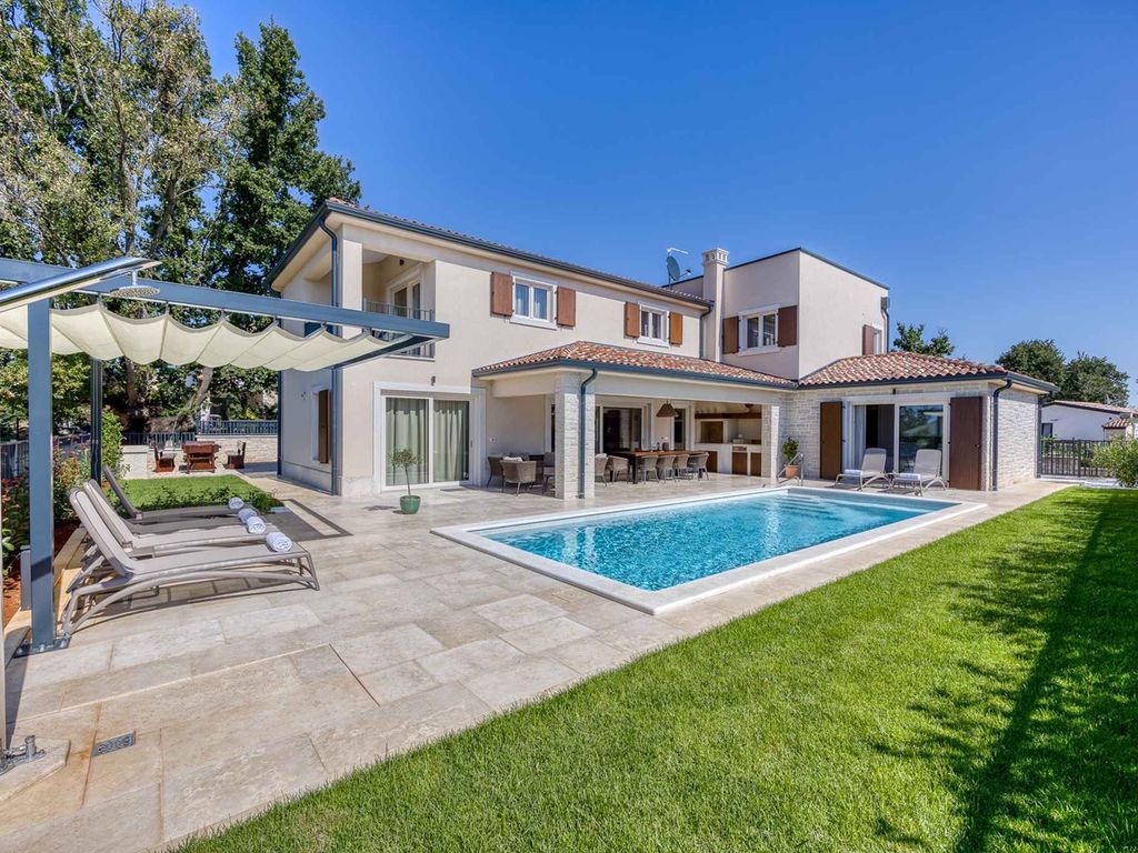 Villa mit Pool und Wellnessbereich