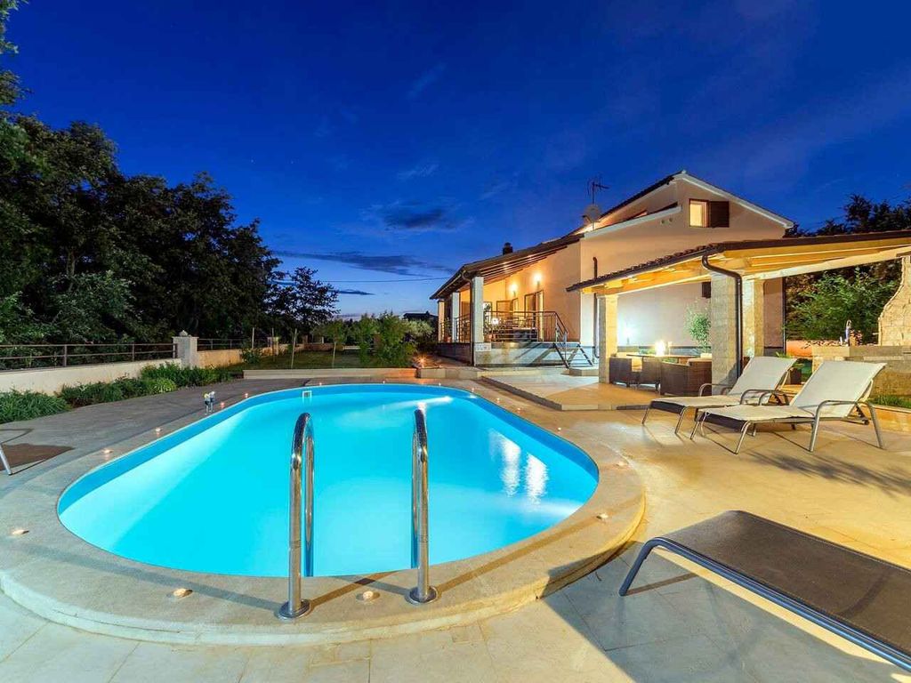 Villa mit Pool und Klimaanlage