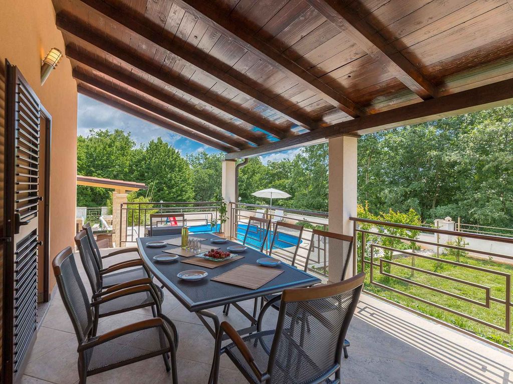 Villa mit Pool und Klimaanlage