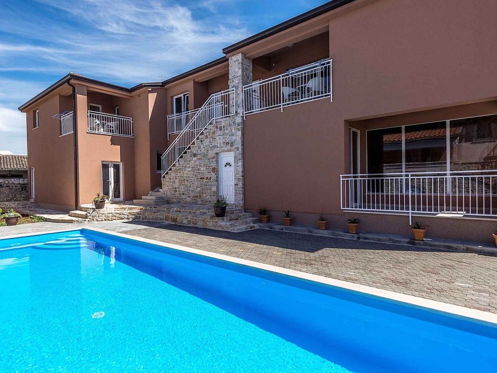 Ferienwohnung mit Gemeinschaftspool und Klimaanlage