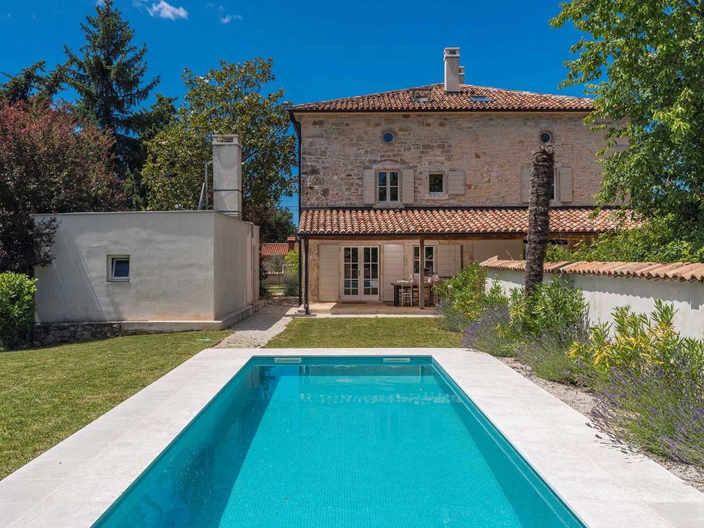 Villa mit Außenpool