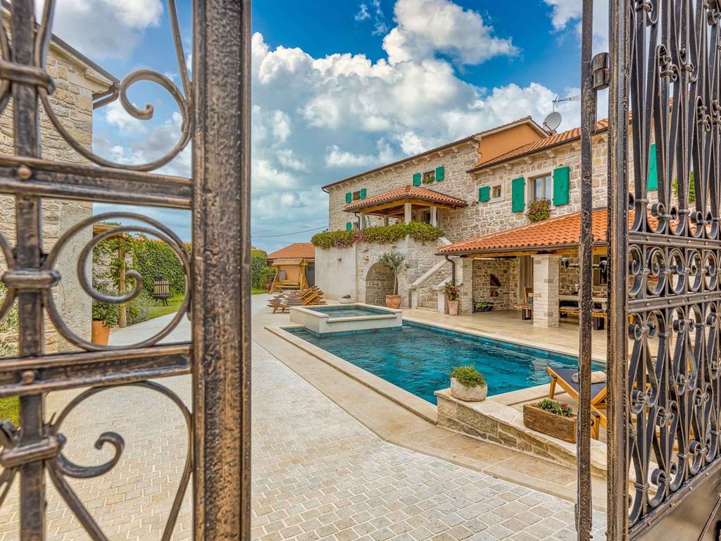 Villa mit privatem Pool und Whirlpool