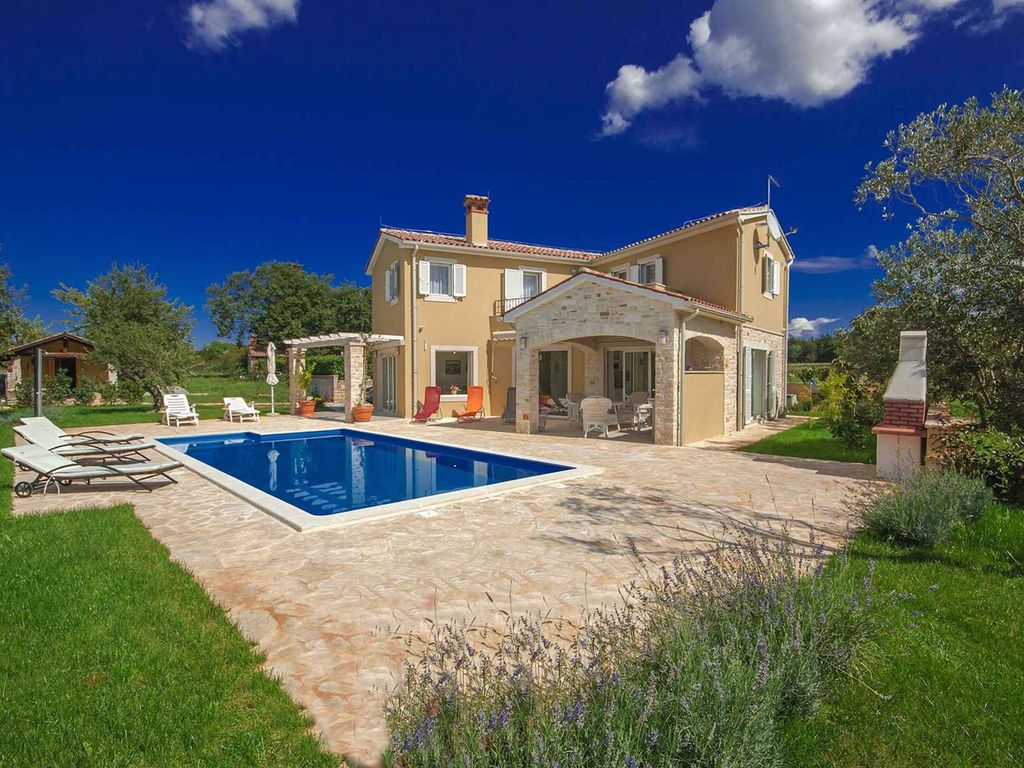 Villa luxuriös eingerichtet mit Swimmingpool