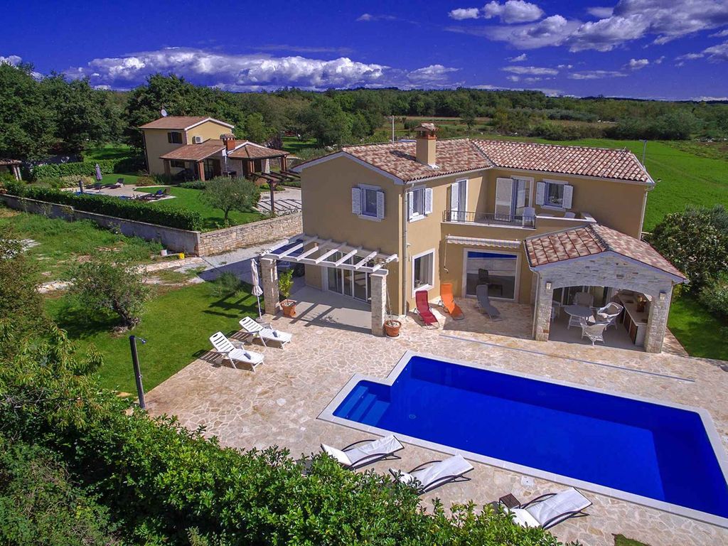 Villa luxuriös eingerichtet mit Swimmingpool